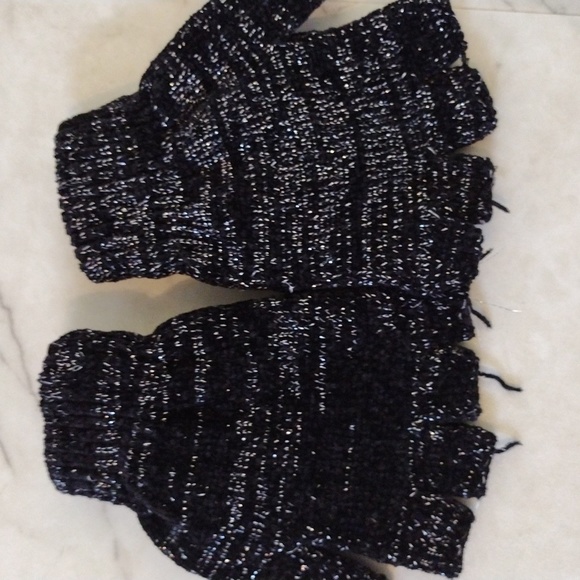 Adorable kitten face knit gloves/ mittens. - Picture 3 of 6